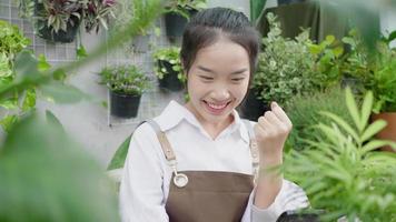 femme asiatique heureuse utilisant un smartphone et discutant avec un client pour vendre son produit végétal, et une fille l'a terminé. la fille est si heureuse. concept de vente en ligne. video