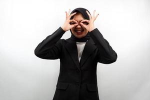 Hermosa mujer de negocios musulmana joven asiática sonriendo alegre y emocionada, con gafas manos, aislado sobre fondo blanco. foto