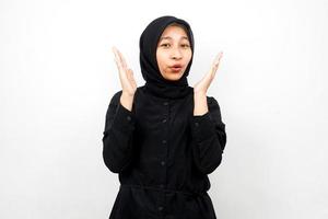 Hermosa y alegre joven mujer musulmana asiática hacia algo, aislado sobre fondo blanco. foto