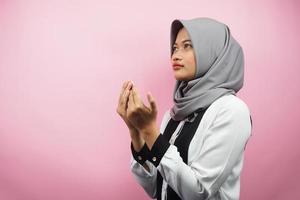 Hermosa joven musulmana asiática rezando, disculpándose, triste, sintiéndose culpable, pidiendo perdón, ayunando ramadán, islam, eid al fitr y eid adha, aislado sobre fondo rosa