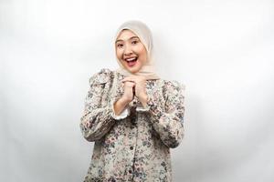 Hermosa joven mujer musulmana asiática conmocionada, sorprendida, expresión guau, con las manos juntas, aislado sobre fondo blanco. foto