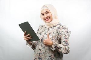 Hermosa joven mujer de negocios musulmana asiática confiada y sonriente, con las manos sosteniendo la tableta, tiempo para trabajar, tiempo productivo, aislado sobre fondo blanco.