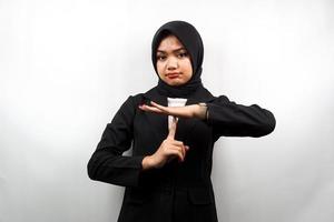 Mujer de negocios musulmana joven asiática hermosa con la mano que muestra la señal de pare, la mano de la señal silenciosa, no hable la mano de la señal, no haga ruido la mano de la señal, aislada en el fondo blanco foto