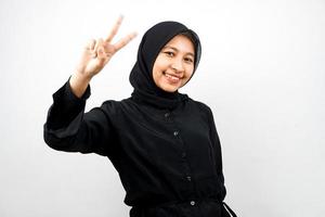 Hermosa joven mujer musulmana asiática haciendo pucheros con las manos firmadas en V, ok, buen trabajo, acuerdo, victoria, mirando a la cámara aislada sobre fondo blanco foto