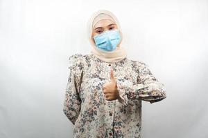 mujer musulmana con máscaras médicas, movimiento contra el virus corona, movimiento anti covid-19, movimiento de salud con máscaras, con las manos mostrando el signo de ok, buen trabajo, éxito, victoria, aislado
