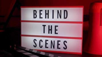 detrás de las letras de la escena en la caja de luz del cine. texto negro sobre caja de luz led blanca video