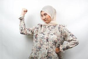 Hermosa joven musulmana asiática con músculos levantados, brazos de signo de fuerza, aislado sobre fondo blanco. foto