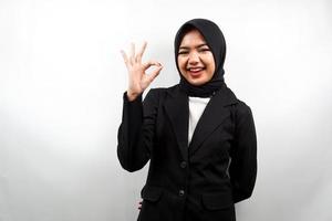Hermosa mujer de negocios musulmana joven asiática con las manos mostrando signo de ok, buen trabajo, éxito, victoria, aislado sobre fondo blanco.