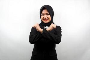 Hermosa joven mujer de negocios musulmana asiática confiada y sonriente, con las manos cruzadas, se acabó el tiempo, fecha límite de trabajo, aislado sobre fondo blanco. foto