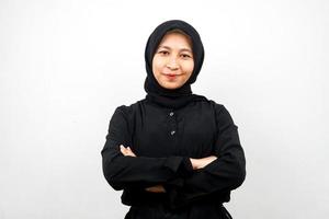 Hermosa joven mujer musulmana asiática sonriendo con confianza aislado sobre fondo blanco.