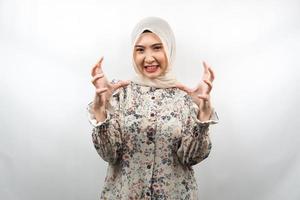 Hermosa joven mujer musulmana asiática conmocionada, mareada, estresada, infeliz, con muchos problemas, quiere una solución, con las manos arriba aisladas sobre fondo blanco.