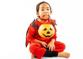 Retrato de niña linda asiática en traje malvado para el festival de Halloween con calabaza foto