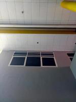 Tres ventanas de vidrio. paredes grises del edificio foto