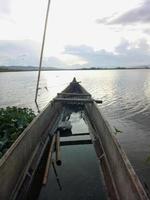 un barco de pesca tradicional anclado en la orilla del lago limboto, gorontalo. foto