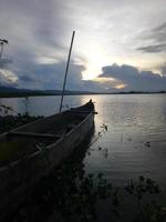 un barco de pesca tradicional anclado en la orilla del lago limboto, gorontalo.