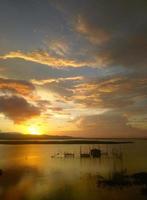 una vista del lago limboto por la tarde. puesta de sol en el lago limboto, indonesia foto