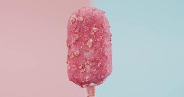 Zeitraffer-Eiscreme-Erdbeer-Sticks, die isoliert auf zweifarbigem Hintergrund schmelzen.