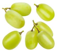 uvas verdes aisladas sobre fondo blanco