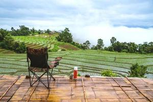 viajar relajarse. vista del campo en el campo de montaña toque natural. el balcón del resort. en la temporada de lluvias. chiangmai en tailandia.