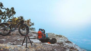 fotografía de viajes naturaleza. viajar relajarse. viajar relajarse andar en bicicleta desierto en la naturaleza. tailandia foto