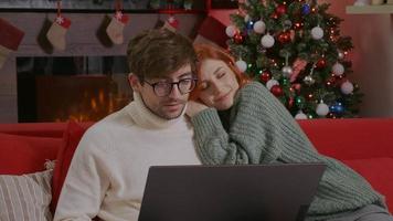 pareja usando laptop en vacaciones de Navidad.