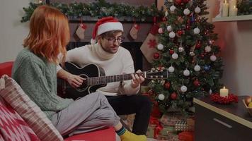 jovem casal cantando rindo juntos nas férias de Natal. video