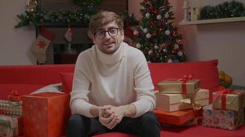 Hombre haciendo contenido para videoblog en casa en Navidad. video
