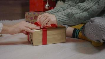 pareja envuelve cajas de regalo de navidad para familiares y amigos. video