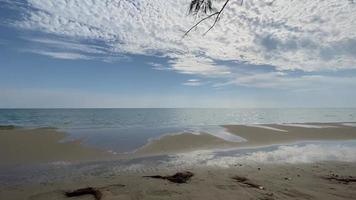 O ataque das ondas do mar à praia ocorre de relaxamento sonoro e tranquilo. a vista para o mar sob o céu. video