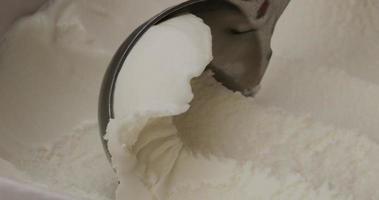 Close up scoop gelato alla vaniglia. video