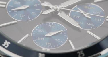 Close up elegante reloj de pulsera analógico showtime 4 en punto macro shot.