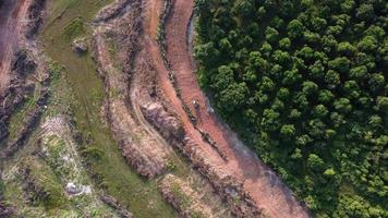 vista aérea seguindo o movimento da escavadeira na área de limpeza de terreno video