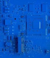 placa base de la computadora. Fondo azul clásico con telón de fondo de pc, de cerca. microchip de un solo color