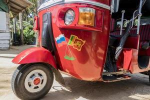 conductor de tuk tuk ruso. Sri Lanka. foto