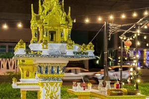 Santuario sagrado de color amarillo dorado en el mercado nocturno tailandés de Bangkok, Tailandia. foto