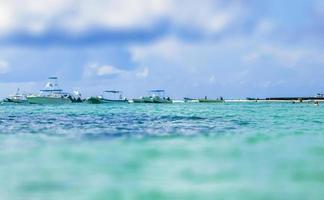 barcos borrosos en la playa tropical mexicana playa del carmen mexico.