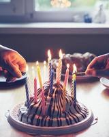 Pastel de cumpleaños colorido con manos encendidas diecinueve velas fiesta en casa foto