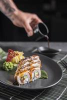 plato de sushi restaurante asiático foto