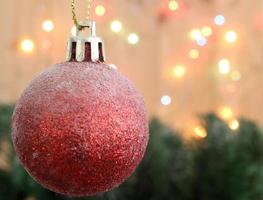 Fondo de árbol de navidad con adornos de bolas de regalo y luz bokeh sobre placa de madera foto