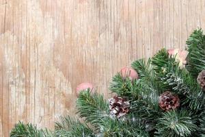 Fondo de árbol de navidad con adornos en tablero de madera foto