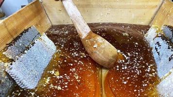 leckerer süßer und zuckerhaltiger natürlicher Bio-Honig