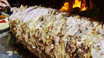 Deliciosa carne rodante turco tradicional llamado cag kebab de la región erzurum