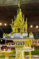 Santuario sagrado de color amarillo dorado en el mercado nocturno tailandés de Bangkok, Tailandia. foto