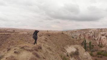 Mujer caminante en solitario camina sobre el valle en Capadocia video