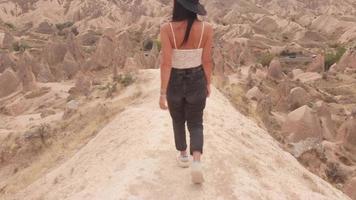 femme marche sur la belle vallée de la cappadoce, turquie video