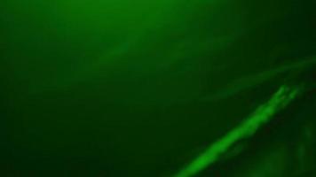 agitando plástico arrugado con luz de neón verde video
