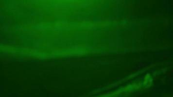 viftande skrynklig plast med grönt neonljus video