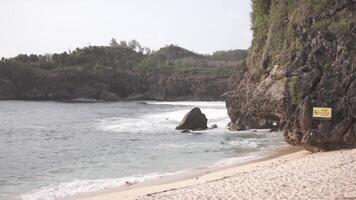 le onde tranquille dell'oceano dalla riva del mare video