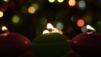 Kerzenlicht und buntes Bokeh im Hintergrund video