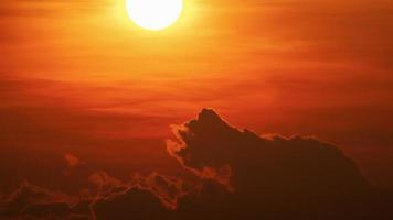 Zeitraffer von majestätischen Sonnenuntergang oder Sonnenaufgang Landschaft schöne Wolke und Himmel video